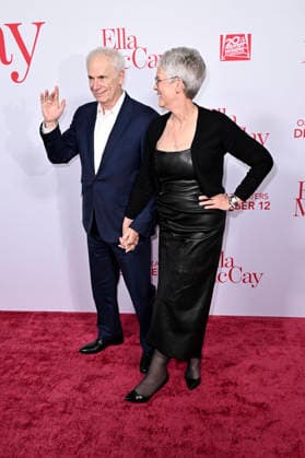 Christopher Guest with wife Jamie Lee Curtis at the world premiere of the movie Ella McCay at the El Capitan Theatre Los Angeles, 09 12 2025 Foto:xD.xStarbuckx xFuturexImagex ella_5326