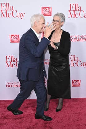 Christopher Guest with wife Jamie Lee Curtis at the world premiere of the movie Ella McCay at the El Capitan Theatre Los Angeles, 09 12 2025 Foto:xD.xStarbuckx xFuturexImagex ella_5329