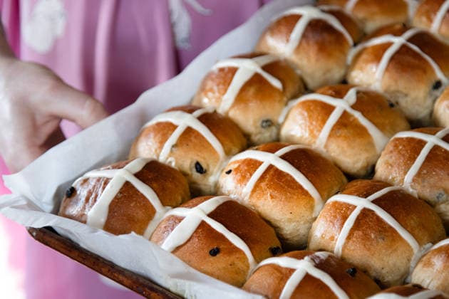 IMAGO Creative, Ostern, Bräuche, Osterbrunch Close-Up of Freshly Baked Hot Cross Buns on Parchment-Lined Tray Kelowna, British Columbia, Canada R_PESF251208B1-1903891-01
