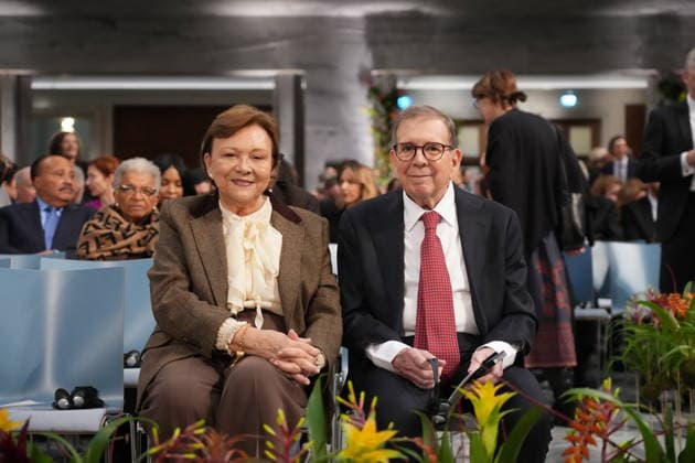 Nobels fredspris 2025 Oslo 20251210. Den venezuelanske opposisjonens presidentkandidat i presidentvalget i 2024, Edmundo Gonzales sammen med kona Mercedes Lopez pa Oslo Radhus for utdelingen av Nobels fredspris. Datteren til Nobels fredsprismottaker, Ana Corina Sosa, tar i mot prisen pa vegne av sin mor. Den venezuelanske opposisjonslederen Maria Corina Machado far prisen for sitt utrettelige arbeid for a sikre demokratiske rettigheter for folket i Venezuela, og for sin kamp for en rettferdig og fredelig overgang fra diktatur til folkestyre. Pa grunn av omstendighetene i hjemlandet Venezuela kunne ikke Nobels fredsprismottaker delta pa utdelingen i Norge. Foto: Ole Berg-Rusten NTB POOL Oslo Norge sTC68odTSmk EDITORIAL USE ONL  Copyright: xOlexBerg-Rustenx xNTBx