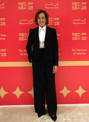 Sigourney Weaver at Red Sea Film Festival - Jeddah Sigourney Weaver poses as she attends the 5th edition of Red Sea International Film Festival, in Jeddah, Saudi Arabia, on December 10, 2025. Photo by Balkis Press ABACAPRESS.COM Jeddah Saudi Arabia  Copyright: xBalkisxPress ABACAx