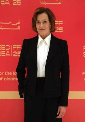 Sigourney Weaver at Red Sea Film Festival - Jeddah Sigourney Weaver poses as she attends the 5th edition of Red Sea International Film Festival, in Jeddah, Saudi Arabia, on December 10, 2025. Photo by Balkis Press ABACAPRESS.COM Jeddah Saudi Arabia  Copyright: xBalkisxPress ABACAx