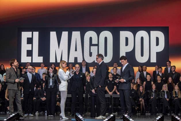 El Mago Pop offers a press conference in Barcelona surrounded by Hollywood stars Aaron Paul i , Jessica Goicoechea 2i and Álex González d during the press conference of El Mago Pop held at the Teatre Victòria, on December 10, 2025, in Barcelona Spain FAMOUS MAGIC MAGIC ACTOR ACTRESS HOLLYWOOD Barcelona Barcelona Barcelona Espana  Copyright: xDavidxOllerx 7160720
