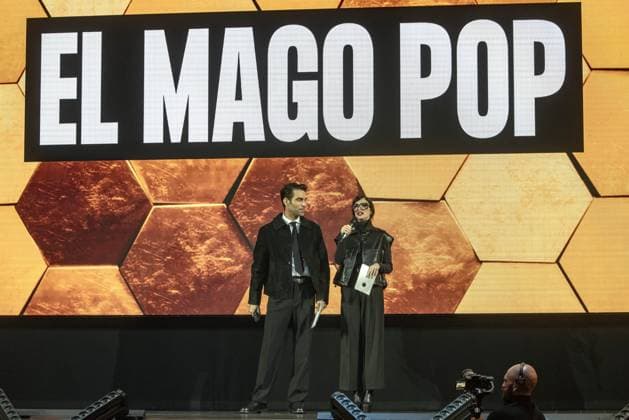 El Mago Pop offers a press conference in Barcelona surrounded by Hollywood stars Jon Kortajarena and Paz Vega during the press conference of El Mago Pop held at the Teatre Victòria, on December 10, 2025, in Barcelona Spain FAMOUS MAGIC MAGIC ACTOR ACTRESS HOLLYWOOD Barcelona Barcelona Spain  Copyright: xDavidxOllerx 7160759
