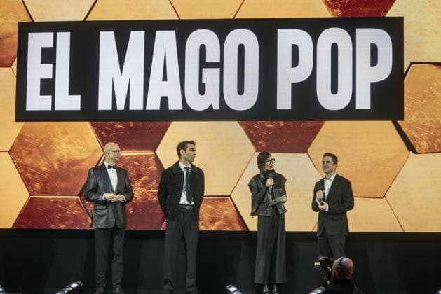 El Mago Pop holds a press conference in Barcelona surrounded by Hollywood stars Jon Kortajarena 2i and Paz Vega 2d during the press conference of El Mago Pop held at the Teatre Victòria, on December 10, 2025, in Barcelona Spain FAMOUS MAGIC MAGIC ACTOR ACTRESS HOLLYWOOD Barcelona Barcelona Spain  Copyright: xDavidxOllerx 7160767