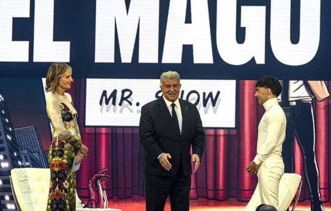 El Mago Pop offers a press conference in Barcelona surrounded by Hollywood stars I D Helen Hunt, Joan Laporta and El Mago Pop during the press conference held at the Teatre Victòria, on December 10, 2025, in Barcelona Spain FAMOUS MAGIC MAGIC ACTOR ACTRESS HOLLYWOOD Barcelona Barcelona Espana  Copyright: xDavidxOllerx 7160856
