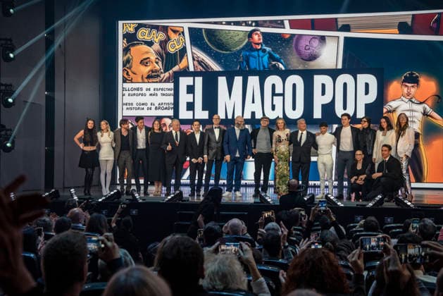 Magician Pop gives a press conference in Barcelona surrounded by Hollywood stars Family photo during the press conference held at the Teatre Victòria, on December 10, 2025, in Barcelona Spain FAMOUS MAGIC MAGIC ACTOR ACTRESS HOLLYWOOD Barcelona Barcelona Barcelona Spain  Copyright: xDavidxOllerx 7160868