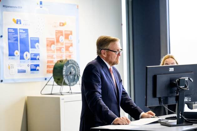 Den Haag, The Netherlands, 2025-12-10 09:17:27 THE HAGUE, 10-12-2025, Ministry of Finance. King Willem-Alexander, accompanied by the Minister of Finance, Eelco Heinen, is on a working visit to the Ministry of Finance s General Treasury Agency in The Hague. PHOTO: NLBeeld Patrick van Emst Credit: NL Beeld Patrick van Emst  Copyright: xx x