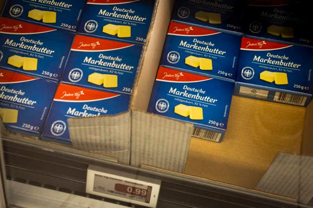 Jeden Tag Deutsche Markenbutter liegt im Kühlregal eines SUpermarktes. Preisschild 0.99 Euro erkennbar. Butter unter 1 Euro. Butter kostet in vielen Supermärkten 0,99 Euro â‚¬ für 250g. Das gab es zuletzt vor fast 10 Jahren 10.12.2025 Butterpreis sinkt *** Every day German branded butter is in the chiller cabinet of a supermarket Price tag 0 99 euros recognizable Butter under 1 euro Butter costs 0.99 euros â¬ for 250g in many supermarkets This was last seen almost 10 years ago 10 12 2025 Butter price falls