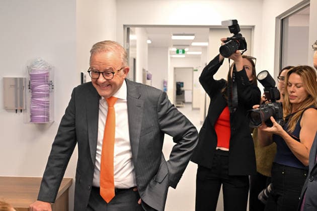 ANTHONY ALBANESE MEDICARE CLINIC VISIT, Prime Minister Anthony Albanese visits the newly opened Marrickville Medicare Urgent Care Clinic in Sydney, Thursday, December 11, 2025. ( NO ARCHIVING SYDNEY NEW SOUTH WALES AUSTRALIA  Copyright: xMICKxTSIKASx 20251211128564627610