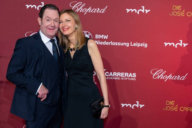 Leipzig 31 Jose Carreras Gala 10 12 2025 from 6 p.m. Leipzig, Altenburger Straße Media City Photographer EHL Media In the photo Jürgen Tonkel, actor with new girlfriend Ina Dozens of celebrities once again came to Leipzigs Media City on Wednesday evening for the 31 Jose Carreras Gala to receive donations for the Leukemia Foundation Leipzig Saxony Germany Copyright: xEHLxMedia DietmarxThomasx 20251210_carreras-gala-leipzig_69