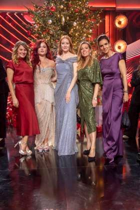 ABBleipzig Louise Baer Bär Sophia Thiel, Barbara Meier, Nele Kiper and Maja Weber in front of the Christmas tree on stage Participants Guest at the 31 Jose Carreras Gala in the Media City Leipzig, on 10 12 25 Saxony Germany