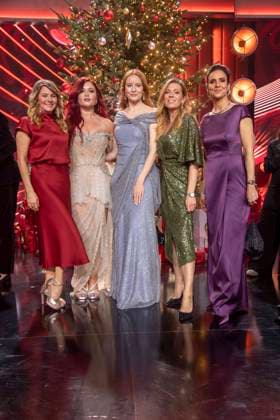 ABBleipzig Louise Baer Bär Sophia Thiel, Barbara Meier, Nele Kiper and Maja Weber in front of the Christmas tree on stage Participants Guest at the 31 Jose Carreras Gala in the Media City Leipzig, on 10 12 25 Saxony Germany