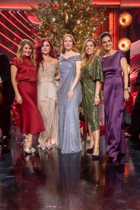 ABBleipzig Louise Baer Bär Sophia Thiel, Barbara Meier, Nele Kiper and Maja Weber in front of the Christmas tree on stage Participants Guest at the 31 Jose Carreras Gala in the Media City Leipzig, on 10 12 25 Saxony Germany