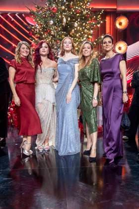 ABBleipzig Louise Baer Bär Sophia Thiel, Barbara Meier, Nele Kiper and Maja Weber in front of the Christmas tree on stage Participants Guest at the 31 Jose Carreras Gala in the Media City Leipzig, on 10 12 25 Saxony Germany
