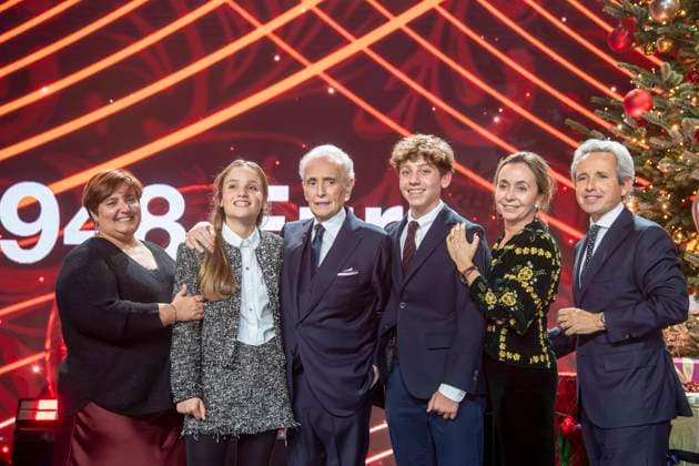 ABBleipzig Julia Carreras, Joana Rocas, Jose Carreras, Adria Rocas, Ingrid Salvado and Albert Carreras on stage Participants Guest at the 31 Jose Carreras Gala in the Media City Leipzig, on 10 12 25 Saxony Germany