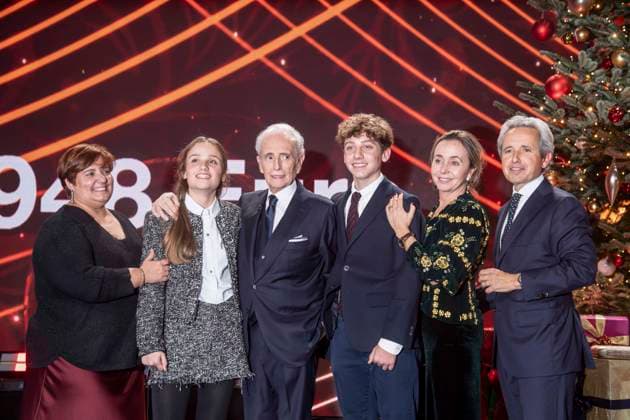 ABBleipzig Julia Carreras, Joana Rocas, Jose Carreras, Adria Rocas, Ingrid Salvado and Albert Carreras on stage Participants Guest at the 31 Jose Carreras Gala in the Media City Leipzig, on 10 12 25 Saxony Germany
