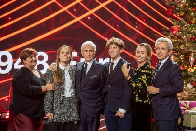 ABBleipzig Julia Carreras, Joana Rocas, Jose Carreras, Adria Rocas, Ingrid Salvado and Albert Carreras on stage Participants Guest at the 31 Jose Carreras Gala in the Media City Leipzig, on 10 12 25 Saxony Germany