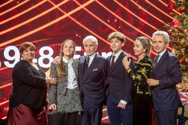 ABBleipzig Julia Carreras, Joana Rocas, Jose Carreras, Adria Rocas, Ingrid Salvado and Albert Carreras on stage Participants Guest at the 31 Jose Carreras Gala in the Media City Leipzig, on 10 12 25 Saxony Germany