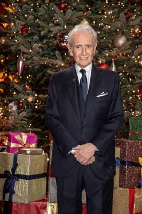 ABBleipzig Jose Carreras singer in front of the Christmas tree on stage Participant Guest at the 31 Jose Carreras Gala in the Media City Leipzig, on 10 12 25 Saxony Germany