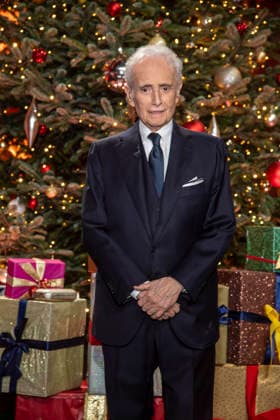 ABBleipzig Jose Carreras singer in front of the Christmas tree on stage Participant Guest at the 31 Jose Carreras Gala in the Media City Leipzig, on 10 12 25 Saxony Germany