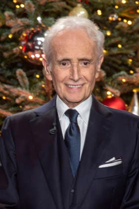 ABBleipzig Jose Carreras singer in front of the Christmas tree on stage Participant Guest at the 31 Jose Carreras Gala in the Media City Leipzig, on 10 12 25 Saxony Germany