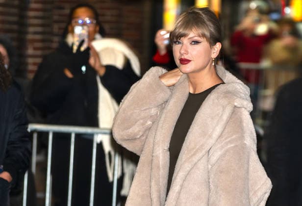 Taylor Swift spotted outside The Late Show with Stephen Colbert Featuring: Taylor Swift Where: New York, New York, United States When: 10 Dec 2025 Credit: Janet Mayer INSTARimages.com EDITORIAL USE ONLY. NOT FOR USE BY NEWSPAPERS BASED IN THE UK. Copyright: xx instar55330675