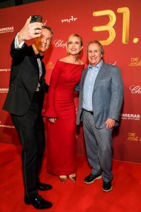 ABBleipzig Sven Lorig, Stephanie Müller Spirra presenters with Chris de Burgh Saenger on the red carpet at the 31 Jose Carreras Gala in the Media City Leipzig, on 10 12 25 Saxony Germany