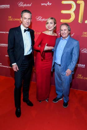 ABBleipzig Sven Lorig, Stephanie Müller Spirra presenters with Chris de Burgh Saenger on the red carpet at the 31 Jose Carreras Gala in the Media City Leipzig, on 10 12 25 Saxony Germany