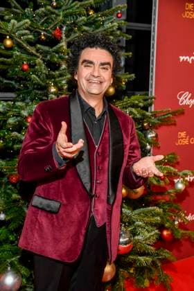 ABBleipzig Rolando Villazon Saenger in front of the Christmas tree on the red carpet at the 31 Jose Carreras Gala in the Media City Leipzig, on 10 12 25 Saxony Germany