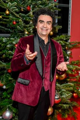 ABBleipzig Rolando Villazon Saenger in front of the Christmas tree on the red carpet at the 31 Jose Carreras Gala in the Media City Leipzig, on 10 12 25 Saxony Germany