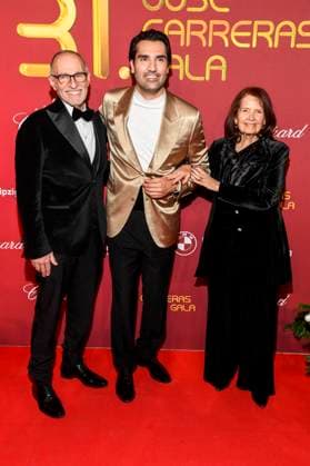 ABBleipzig Ed Tetelman, Jonathan Tetelman and Jan Tetelman Eltern Saenger as guests on the red carpet at the 31 Jose Carreras Gala in the Media City Leipzig, on 10 12 25 Saxony Germany