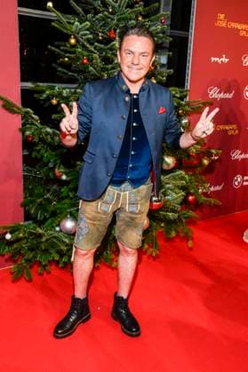 ABBleipzig Stefan Mross presenter in traditional costume Lederhosen in front of the Christmas tree as a guest on the red carpet at the 31 Jose Carreras Gala at Media City Leipzig, on 10 12 25 Saxony Germany