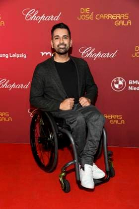 ABBleipzig Tan Caglar Comedyan in a wheelchair as a guest on the red carpet at the 31 Jose Carreras Gala at Media City Leipzig, on 10 12 25 Saxony Germany