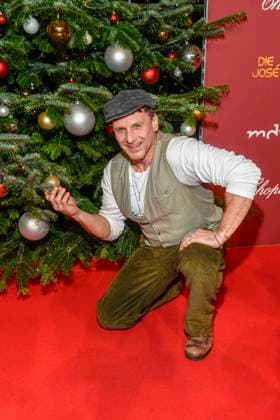ABBleipzig Hendrik Duryn Actor in front of the Christmas tree on the red carpet at the 31 Jose Carreras Gala at Media City Leipzig, on 10 12 25 Saxony Germany