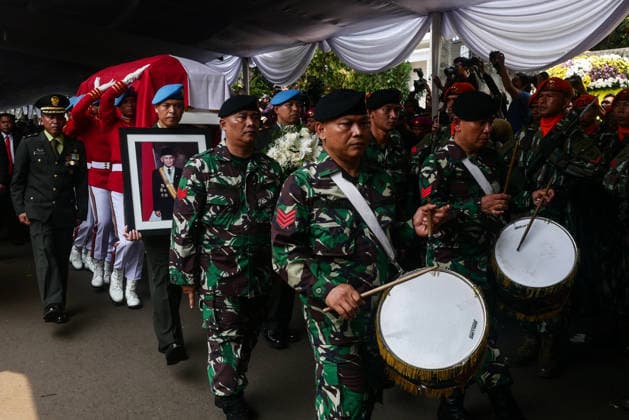 The former Indonesian President Bacharuddin Jusuf Habibie dies at the age of 83 JAKARTA, INDONESIA - SEPTEMBER 12: Presidential guards carry the coffin of former Indonesian president B.J. Habibie during his funeral in Jakarta, Indonesia on September 12, 2019. Habibie, who ushered in an era of democratic reforms after the downfall of long-time dictator Suharto, died on September 11 at the age of 83 in Jakarta. Jakarta Raya Indonesia. Editorial use only. Please get in touch for any other usage.  Copyright: x2025xAnadoluxAntonxRaharjox