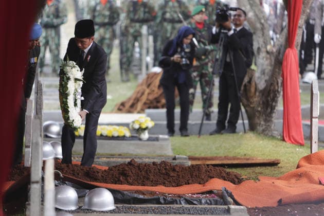 The funeral procession former President of the Republic of Indonesia BJ Habibie JAKARTA, INDONESIA - SEPTEMBER 12: Indonesian President as well as ceremonial inspector Joko Widodo lays flower wreath during funeral ceremony of former President of Indonesia Prof. Dr. Ing. Bacharuddin Jusuf Habibie at Kalibata Heroes Cemetery on Tuesday, September 12, 2019. Habibie dies at 83 at the Central Army Hospital (RSPAD) Gatot Soebroto on Wednesday 11 September after undergoing intensive treatment at the hospital since 1 September 2019. Jakarta Raya Indonesia. Editorial use only. Please get in touch for any other usage.  Copyright: x2025xAnadoluxEkoxSiswonoxToyudhox