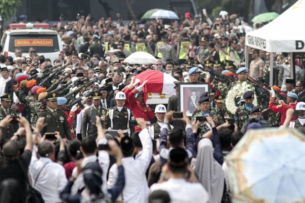 The funeral procession former President of the Republic of Indonesia BJ Habibie JAKARTA, INDONESIA - SEPTEMBER 12: Military Guard carry the coffin during funeral ceremony of former President of Indonesia Prof. Dr. Ing. Bacharuddin Jusuf Habibie at Kalibata Heroes Cemetery on Tuesday, September 12, 2019. Habibie dies at 83 at the Central Army Hospital (RSPAD) Gatot Soebroto on Wednesday 11 September after undergoing intensive treatment at the hospital since 1 September 2019. Jakarta Raya Indonesia. Editorial use only. Please get in touch for any other usage.  Copyright: x2025xAnadoluxEkoxSiswonoxToyudhox