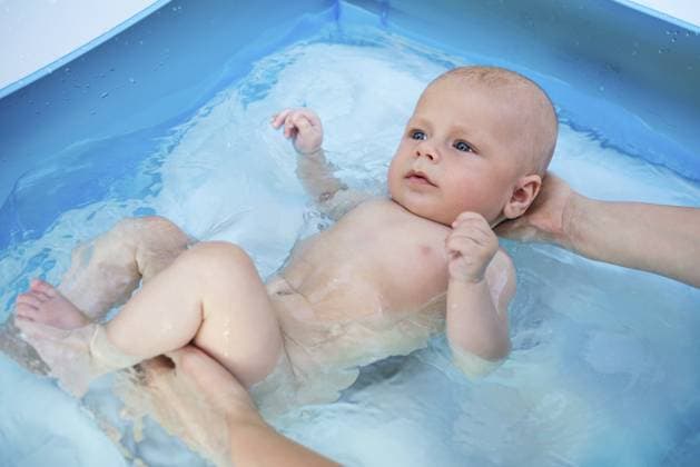 Baby versucht mit Hilfe der Mutter im Pool zu schwimmen Baby trying to swim in pool with mother help Copyright: imageBROKER StanislavxPerov ibxiqx15520926.jpg ,model released, Symbolfoto ,property released