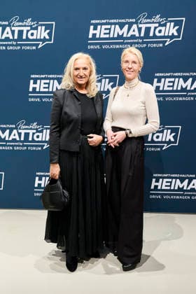 3 Peemöllers Heimat Talk Michaela Mumm von Oldenburg, Anna Kimmerle 3 Peemöllers Heimat Talk at the DRIVE Volkswagen Group Forum in Berlin on 17 11 2025 Copyright: xEventpressxRadkex