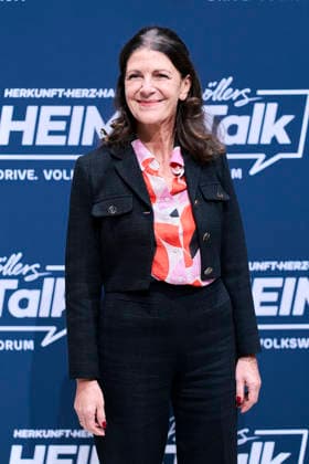 3 Peemöllers Heimat Talk Liane Scheinert 3 Peemöllers Heimat Talk at the DRIVE Volkswagen Group Forum in Berlin on 17 11 2025 Copyright: xEventpressxRadkex