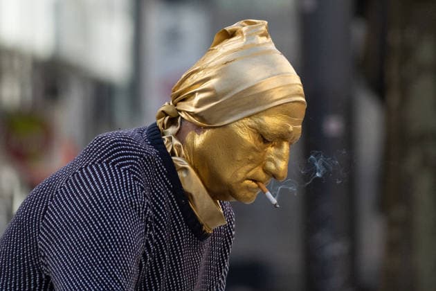 News Bilder des Tages December 11, 2025, Frankfurt, Hesse, Germany: A street performer smokes a cigarette while preparing to start his performance in downtown Frankfurt, Germany. Frankfurt Germany - ZUMAb332 20251211_zip_b332_005 Copyright: xMatiasxBasualdox