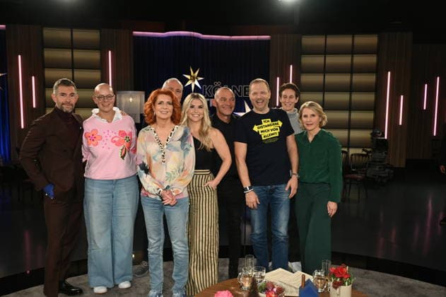 Presenter Micky Beisenherz, l r, stand-up paddler Birgit Burkhardt, handball coach Thomas Floethe and sports journalist Monica Lierhaus, singer Beatrice Egli, emergency counselor Albi Roebke, comedian Mario Barth, national goalkeeper Ann Katrin Berger, and presenter Susan Link as guests on the WDR talk show Kölner Treff