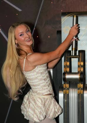 Zara Larsson visits the Empire State Building in Celebration of iHeartRadio Z100™s Jingle Ball Presented by Capital One. (NEW) Zara Larsson visits the Empire State Building in Celebration of iHeartRadio Z100™s Jingle Ball Presented by Capital One. New York, USA. Zara Larsson, the GRAMMY-nominated and multi-platinum artist, visits the Empire State Building in honor of iHeartRadio Z100™s Jingle Ball Presented by Capital One. Credit: Jeff Rivera The News2 (Foto: Jeff Rivera Thenews2 imago images) Zara Larsson visits the Empire State Building in Celebration of iHeartRadio Z100™s Jingle Ball Presented by Capital One.  Copyright: xJeffxRiverax