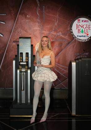 RECORD DATE NOT STATED Zara Larsson visits the Empire State Building in Celebration of iHeartRadio Z100™s Jingle Ball Presented by Capital One. (NEW) Zara Larsson visits the Empire State Building in Celebration of iHeartRadio Z100™s Jingle Ball Presented by Capital One. New York, USA. Zara Larsson, the GRAMMY-nominated and multi-platinum artist, visits the Empire State Building in honor of iHeartRadio Z100™s Jingle Ball Presented by Capital One. Credit: Jeff Rivera The News2 (Foto: Jeff Rivera Thenews2 imago images) Zara Larsson visits the Empire State Building in Celebration of iHeartRadio Z100™s Jingle Ball Presented by Capital One.  Copyright: xJeffxRiverax