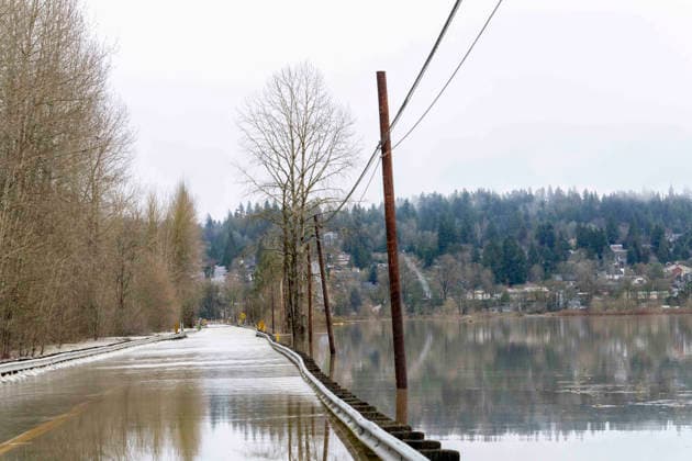 December 11, 2025, Duvall, Washington, USA: Water from the flooded Snoqualmie River covers the roadway at E Woodinville Duvall Road near Duvall, Washington, USA, on Thu., Dec. 11, 2025, after a trio of atmospheric rivers drenched the region. Forecasts said that many rivers in the Pacific Northwest would reach catastrophic flood levels and the governor has declared a state of emergency. Duvall USA - ZUMAb344 20251211_znp_b344_003 Copyright: xM.xScottxBrauerx