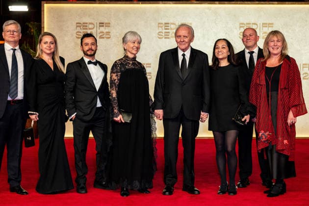 Anthony Hopkins Attend Closing of Red Sea Film Festival - Jeddah Sir Anthony Hopkins and family walk the red carpet as they attend the closing ceremony of the 5th edition of the Red Sea Film Festival in Jeddah, Saudi Arabia, on December 11th, 2025. Photo by Balkis Press ABACAPRESS.COM Jeddah Saudi Arabia  Copyright: xBalkisxPress ABACAx
