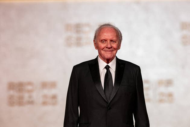 Anthony Hopkins Attend Closing of Red Sea Film Festival - Jeddah Sir Anthony Hopkins and family walk the red carpet as they attend the closing ceremony of the 5th edition of the Red Sea Film Festival in Jeddah, Saudi Arabia, on December 11th, 2025. Photo by Balkis Press ABACAPRESS.COM Jeddah Saudi Arabia  Copyright: xBalkisxPress ABACAx