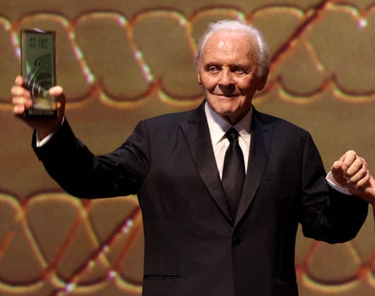 Anthony Hopkins Attend Closing of Red Sea Film Festival - Jeddah Sir Anthony Hopkins receives the Yusr Achievment Award at the closing ceremony of the 5th edition of the Red Sea International Film Festival in Jeddah on December 11, 2025. Photo by Balkis Press ABACAPRESS.COM Jeddah Saudi Arabia  Copyright: xBalkisxPress ABACAx