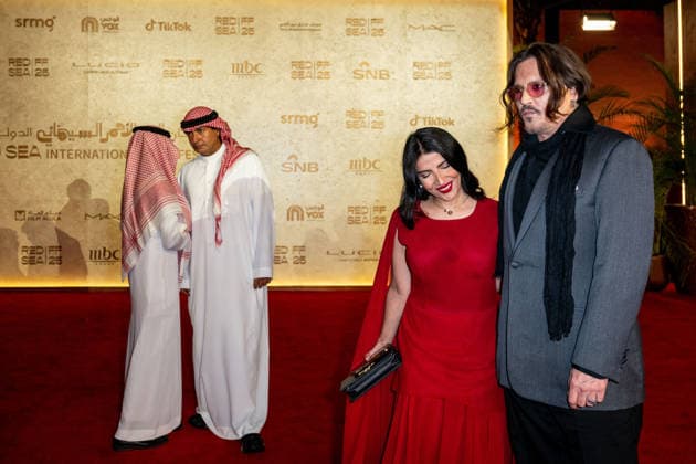 Johnny Depp and Celebs Attend Closing of Red Sea Film Festival - Jeddah Johnny Depp (right) is greeted by an unidentified Saudi actress, as he arrives to attend the closing ceremony of the 5th edition of the Red Sea Film Festival in Jeddah, Saudi Arabia, on December 11th, 2025. Photo by Balkis Press ABACAPRESS.COM Jeddah Saudi Arabia  Copyright: xBalkisxPress ABACAx